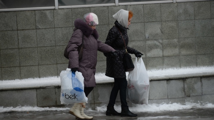 «Ребенок в садик на коленях полз». Гололедица сковала тротуары Екатеринбурга