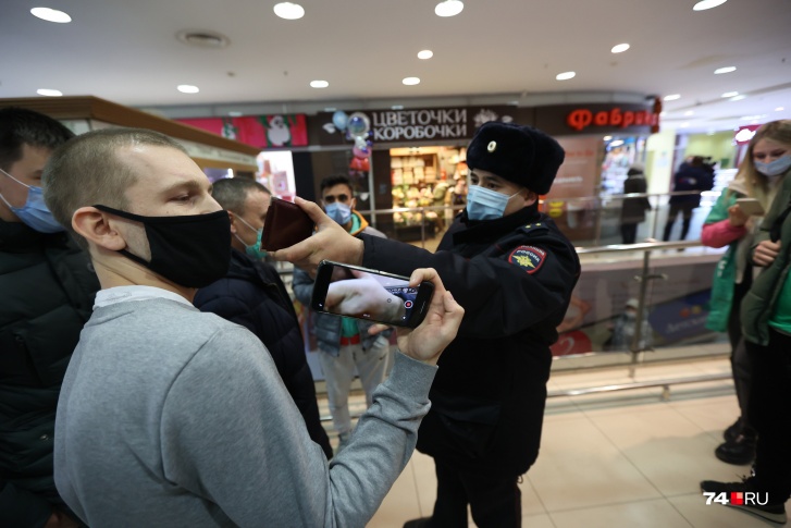 Покупатель потребовал, чтобы полицейский показал ему документы, а сам отказался выполнить такую же просьбу. Мир перевернулся Покупатель потребовал, чтобы полицейский показал ему документы, а сам отказался выполнить такую же просьбу. Мир перевернулся