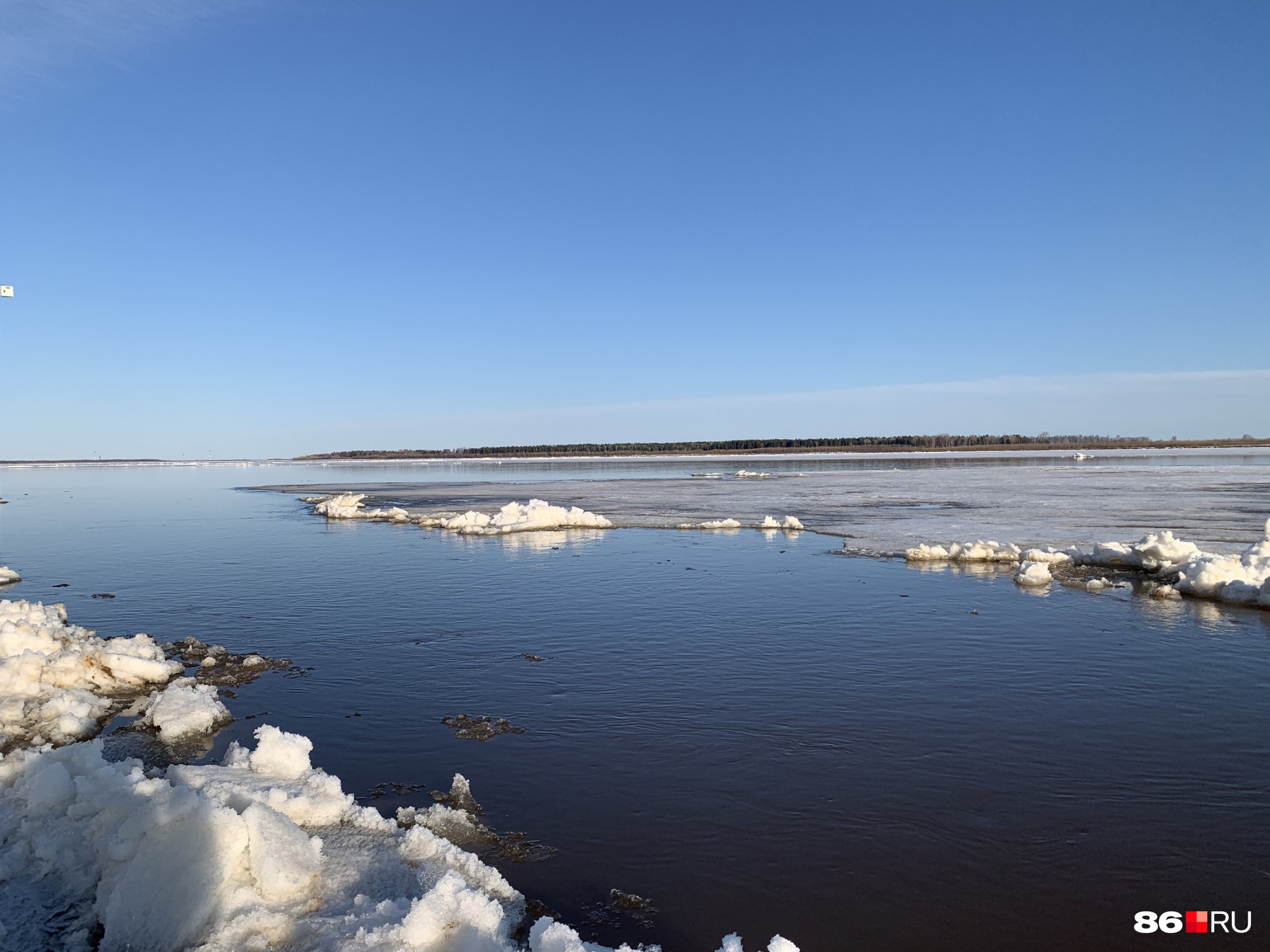 Лучше всего поверхность воды видна у речпорта, вниз по течению Обь еще скована льдом
