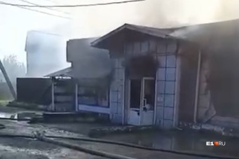На Урале в сгоревшем магазине одежды погиб 16-летний подросток. Он работал и жил в бутике