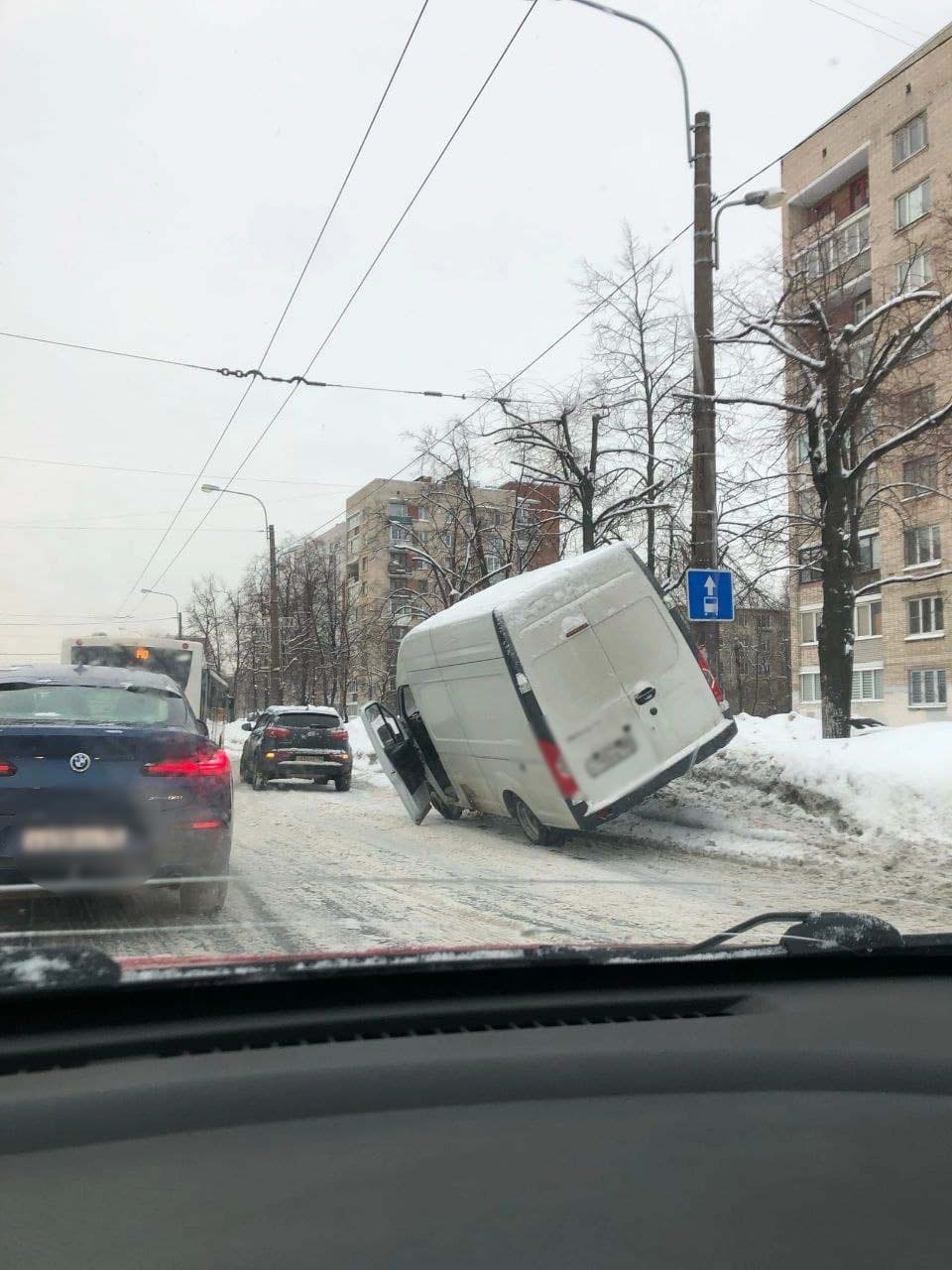 Тихий снегопад собирает аварии и пробки в Петербурге. Машины «паркуются» прямо в сугробы