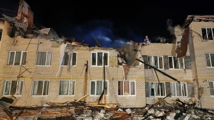 Жители многоэтажки на северо-западе Москвы бьют тревогу: их дом зажат между двумя стройками