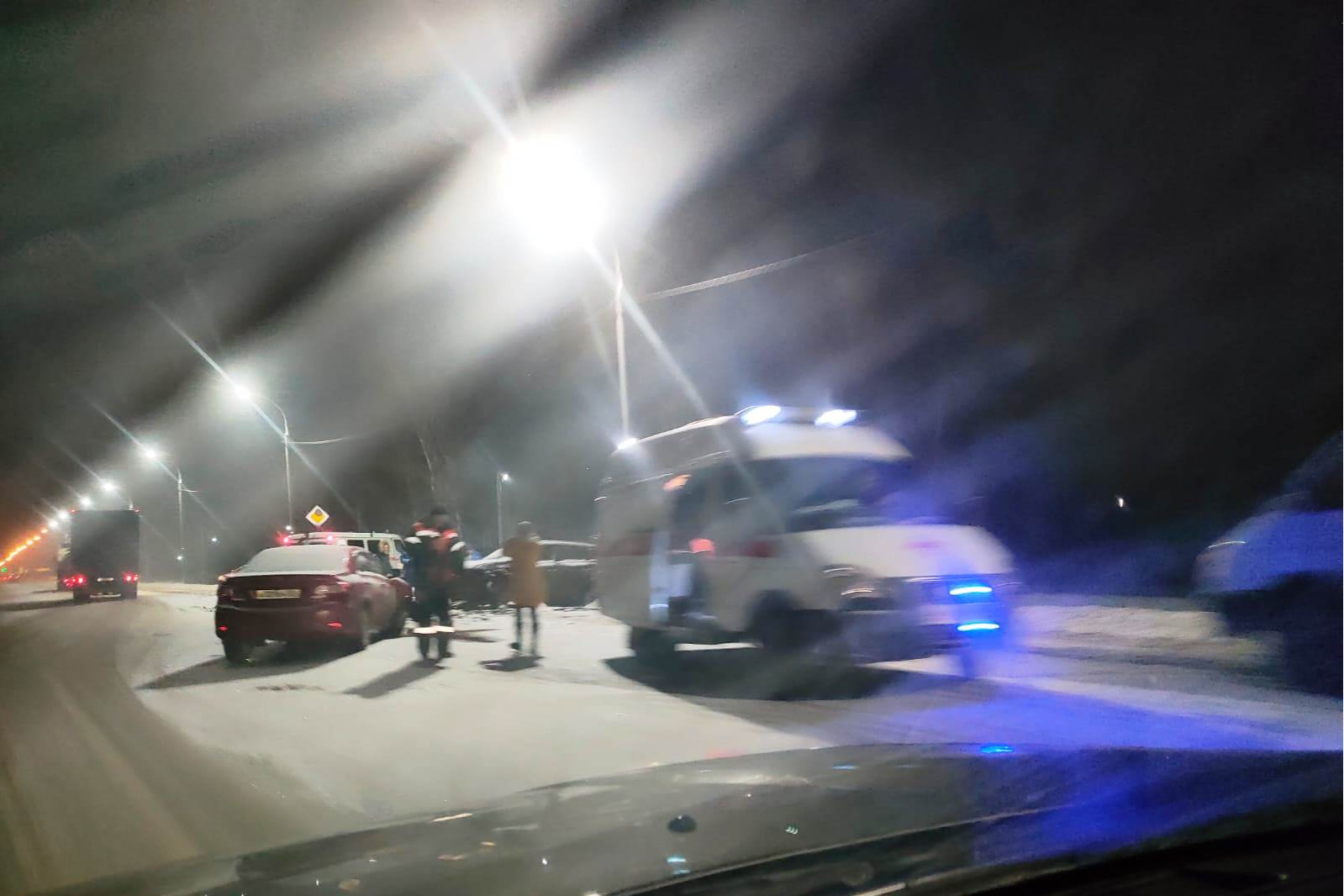 На трассе под Новосибирском «Мицубиси» при обгоне врезалась в две «Тойоты» — есть пострадавшие
