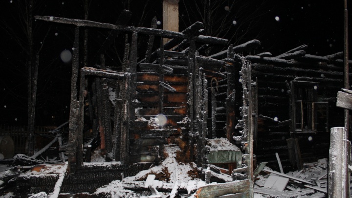 Тушили несколько часов: в ярославской деревне Шалава в пожаре погибла женщина