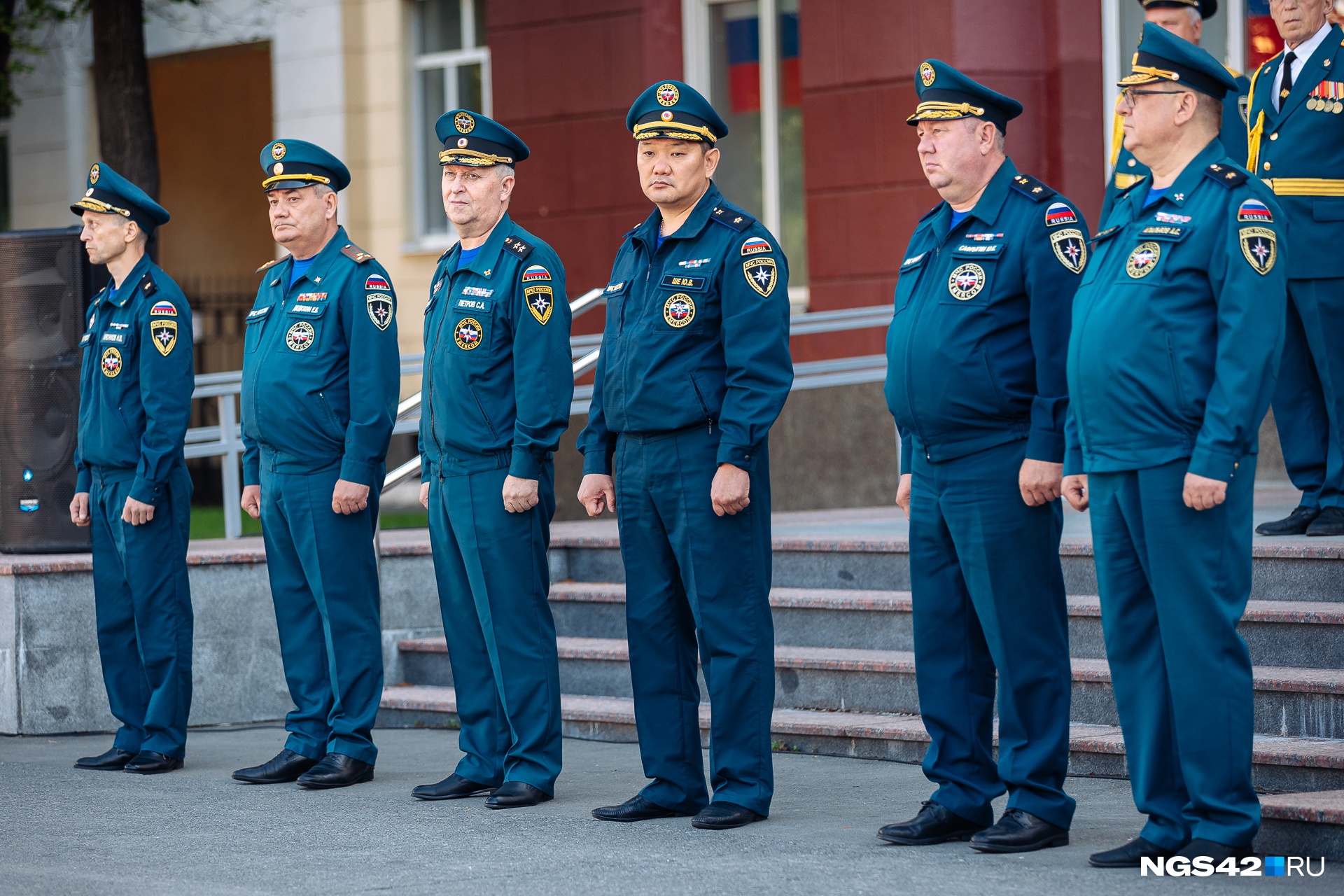 В центре — командир Кемеровского военизированного горноспасательного отряда Юрий Ше В центре — командир Кемеровского военизированного горноспасательного отряда Юрий Ше