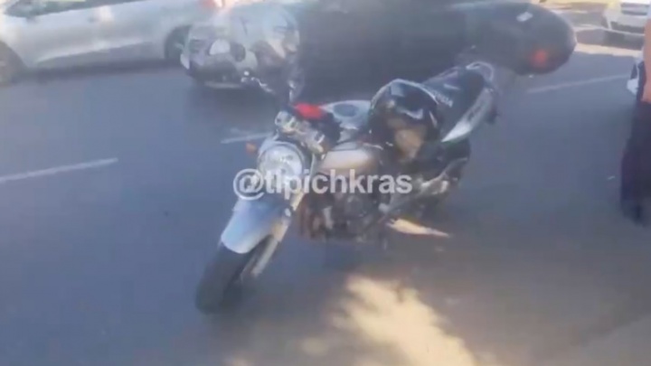 В центре Краснодара мотоциклист сбил мужчину, который перебегал дорогу