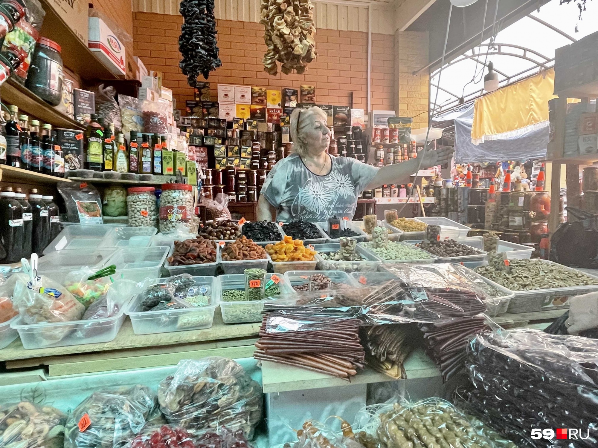 На местном рынке: чурчхела, соусы и специи