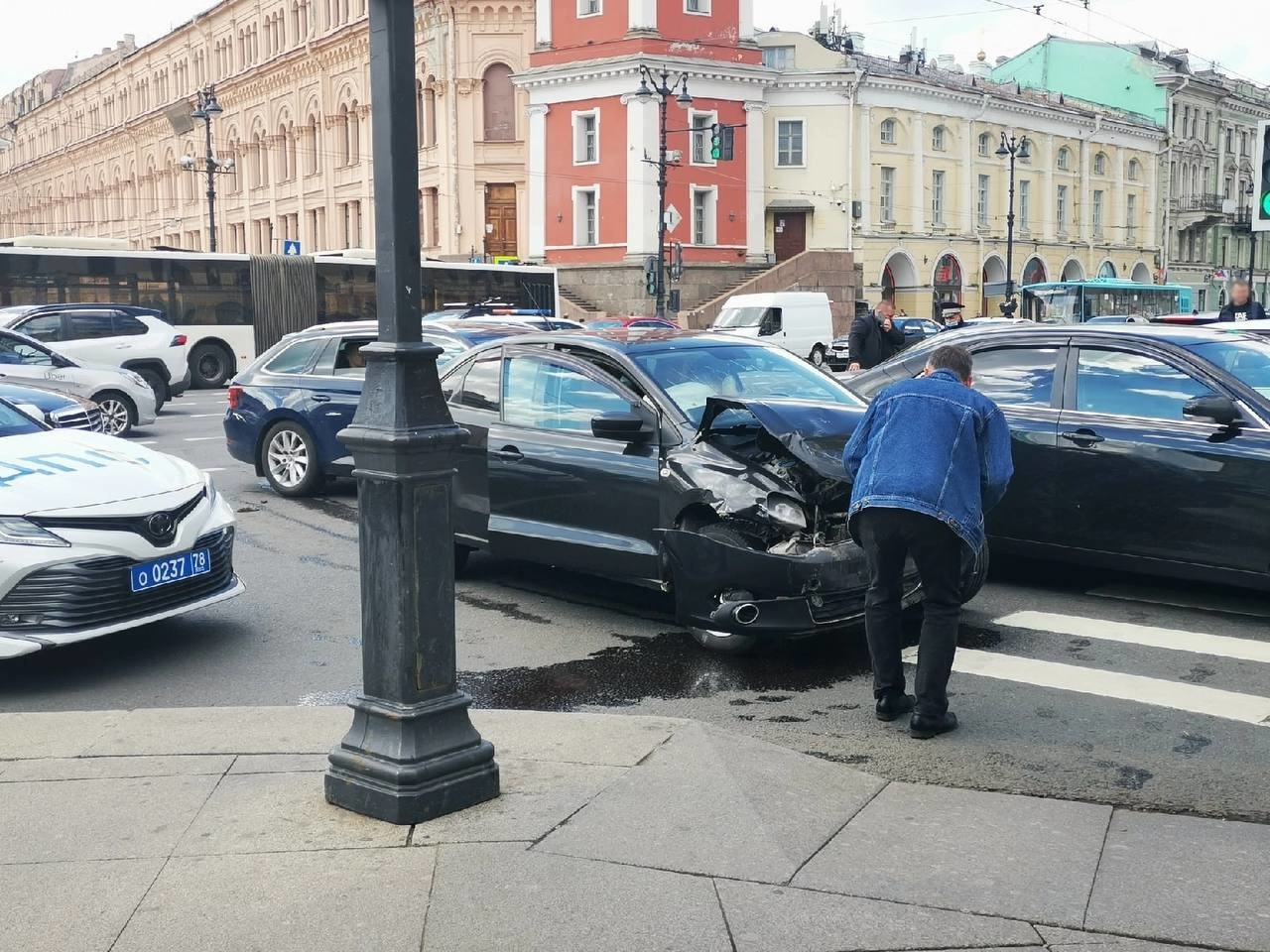 Покажи аварию в питере. ДТП на Невском проспекте вчера. Авария на Невском проспекте 29.12.2018.