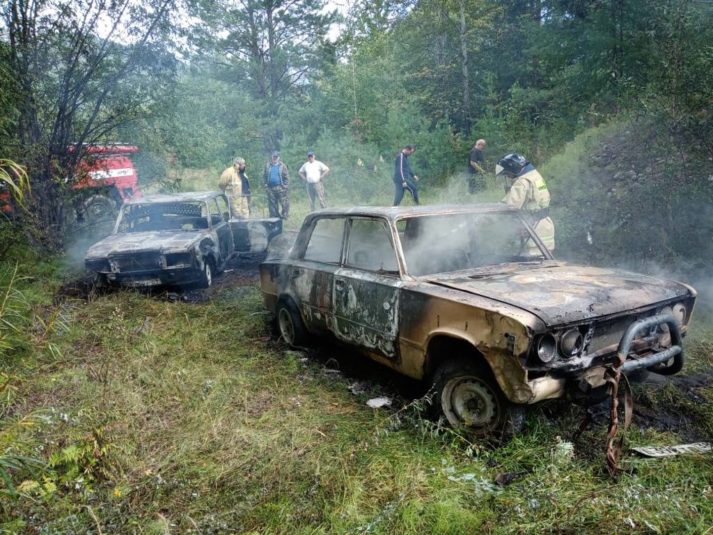 В поселке Мамакан местные жители сожгли два автомобиля