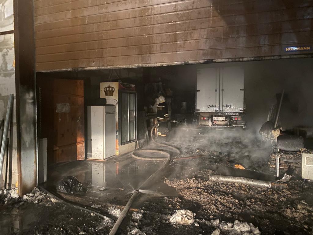 На место съехались 9 пожарных машин: в Екатеринбурге загорелся ангар с грузовым автомобилем внутри