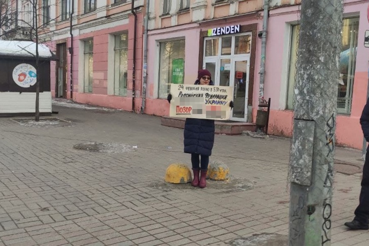 Одиночные пикеты устраивают практически каждый день с начала военной спецоперации (именно такую формулировку признают официально, когда речь идет о действиях России на Украине). На фото одна из пикетирующих, которую не увозили в отделение полиции Одиночные пикеты устраивают практически каждый день с начала военной спецоперации (именно такую формулировку признают официально, когда речь идет о действиях России на Украине). На фото одна из пикетирующих, которую не увозили в отделение полиции