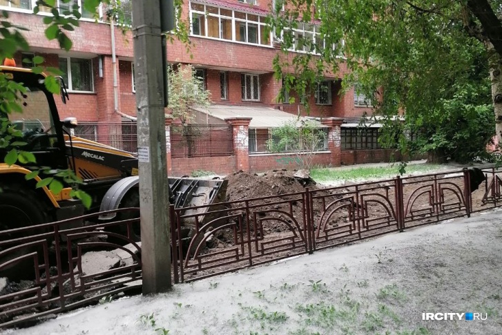 На месте уже начали вскрывать асфальт На месте уже начали вскрывать асфальт