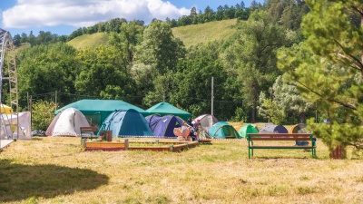 Палаточный городок на Мастрюковских озерах: как поляну готовят к Грушинскому фестивалю