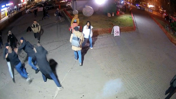 Прохожие предпочли не вмешиваться: в Волгограде появилось видео начала массовой драки у ТЦ «Ворошиловский»