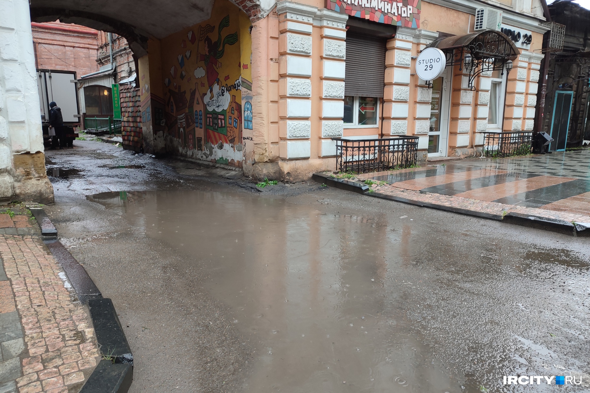 Лужа в арке на Богдана Хмельницкого тоже блокирует проход Лужа в арке на Богдана Хмельницкого тоже блокирует проход