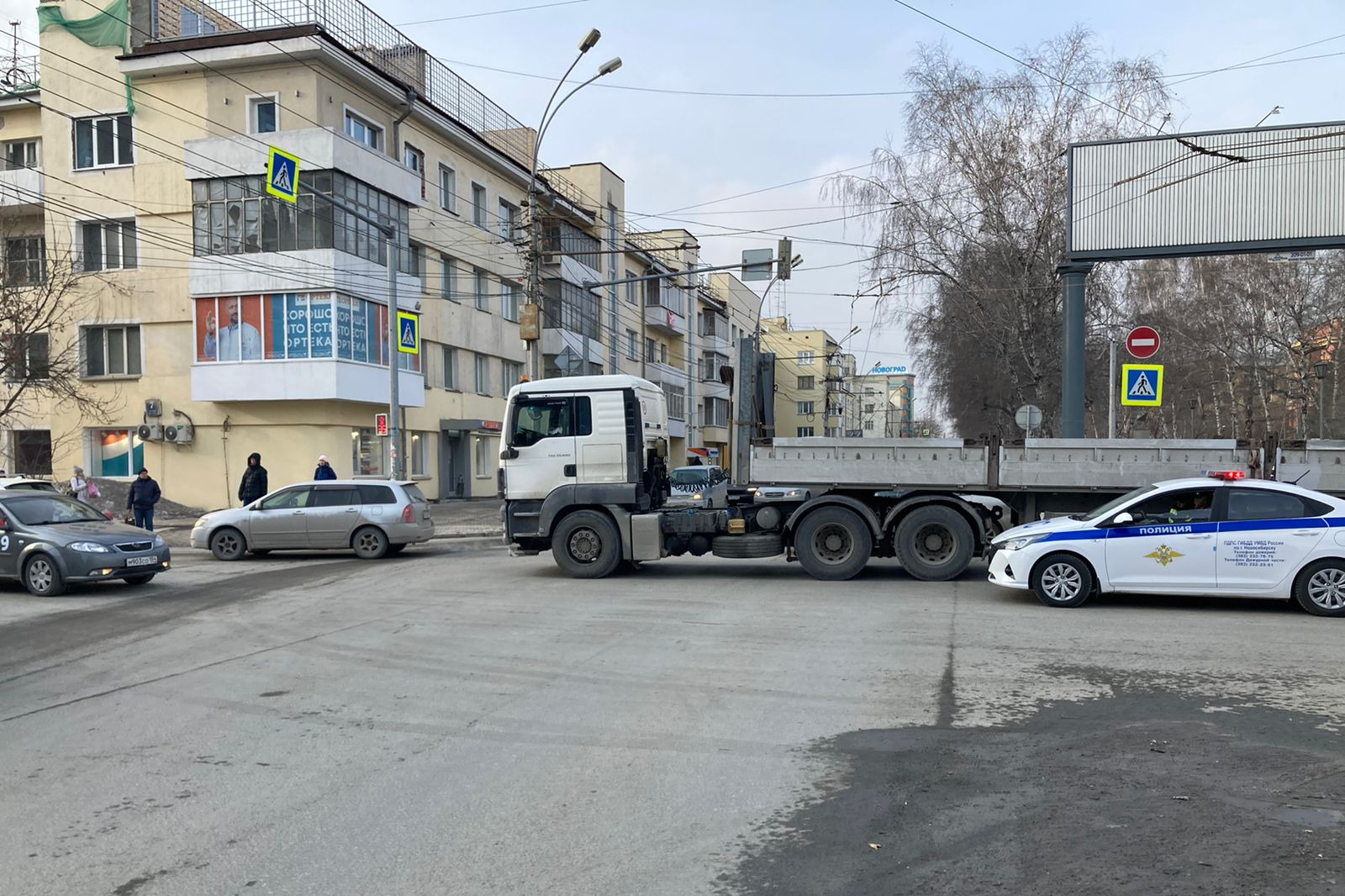 «Водитель сидел и плакал»: в центре Новосибирска длинномер насмерть сбил пенсионерку
