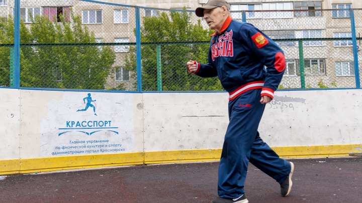 «Три козыря у меня — не пью, не курю, занимаюсь спортом»: 95-летний атлет установил рекорд России