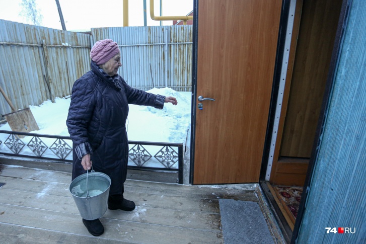 Все январские каникулы Анне Евгеньевне пришлось мучиться, таская самой в дом вёдра воды с колонки или от соседей Все январские каникулы Анне Евгеньевне пришлось мучиться, таская самой в дом вёдра воды с колонки или от соседей