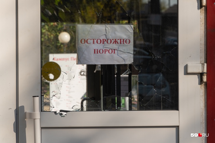 Стрелять Тимур Бекмансуров начал уже при входе в кампус, выстрелы попали в дверь на КПП