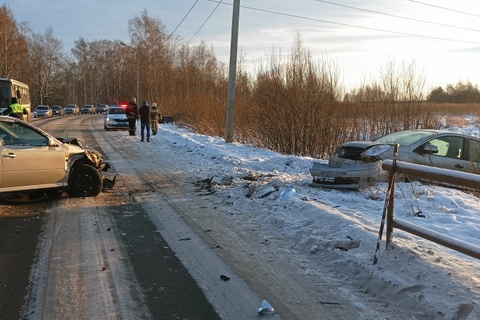 Из-за аварии скопилась пробка Из-за аварии скопилась пробка