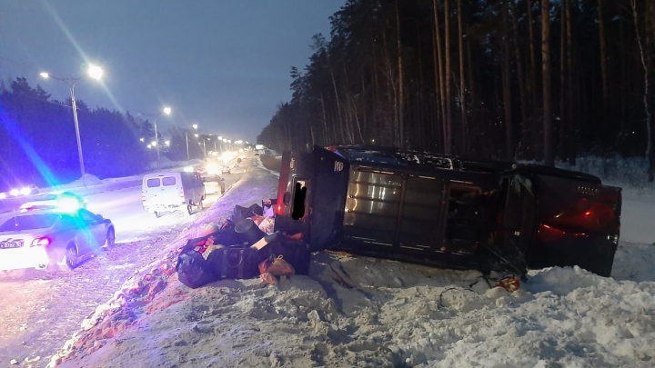 Водитель Jeep врезался в сугроб и погиб от полученных травм в Советском районе
