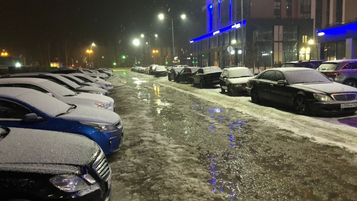 В Екатеринбурге у жителей новостроек ушла под воду автостоянка