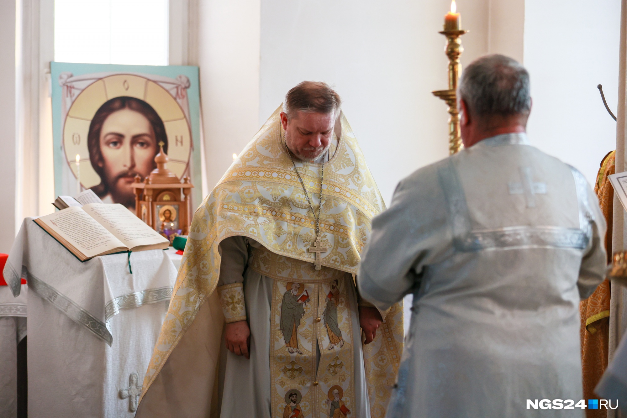 Служба в храме длится больше 2 часов Служба в храме длится больше 2 часов