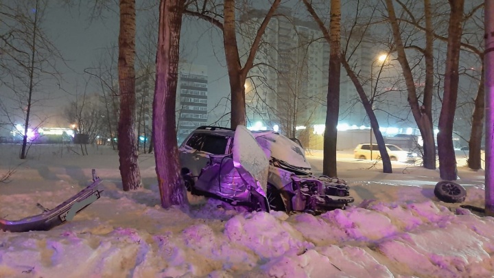 Subaru Forester столкнулся с такси Volkswagen Polo в Новосибирске: один из водителей погиб