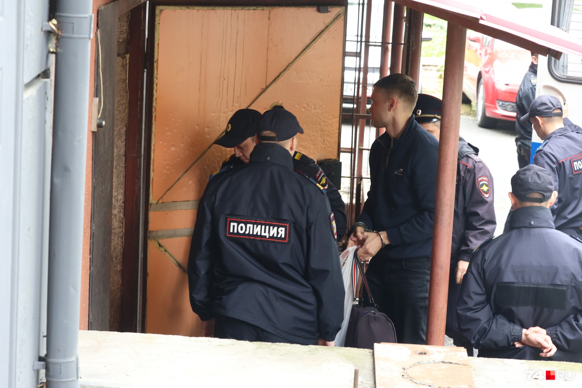 В суд на избрание меры пресечения Дмитрия Зыкова доставили в наручниках В суд на избрание меры пресечения Дмитрия Зыкова доставили в наручниках