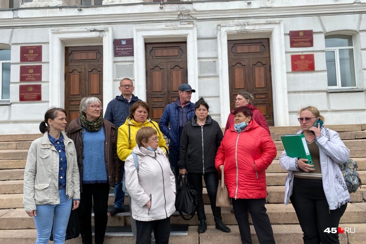 Жильцы аварийного общежития пришли в администрацию, чтобы получить ответы на вопросы о расселении и предоставлении жилья Жильцы аварийного общежития пришли в администрацию, чтобы получить ответы на вопросы о расселении и предоставлении жилья