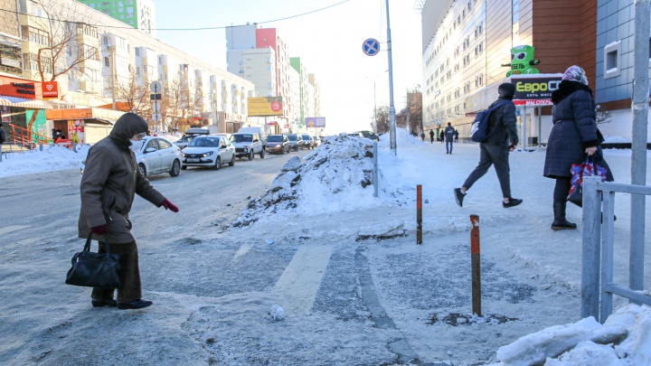 После публикации UFA1.RU коммунальщики очистили заледенелый пешеходный переход в центре города