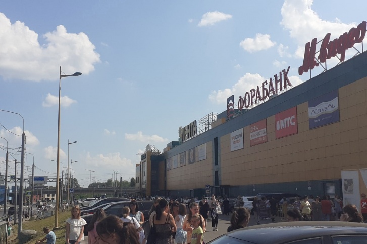 Сотни посетителей вышли из здания на улицу Сотни посетителей вышли из здания на улицу