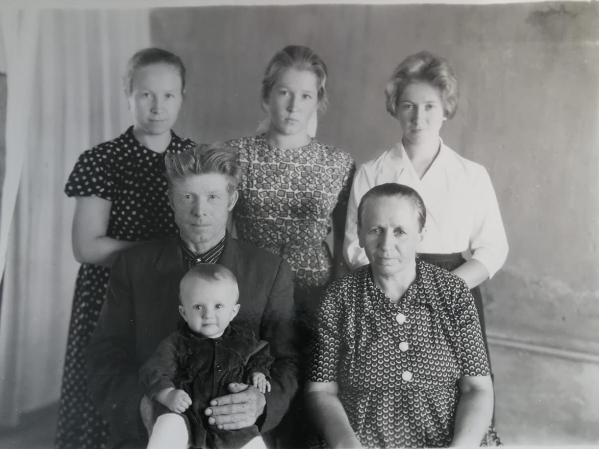 Павел Степанчев с женой, дочерьми и первым внуком