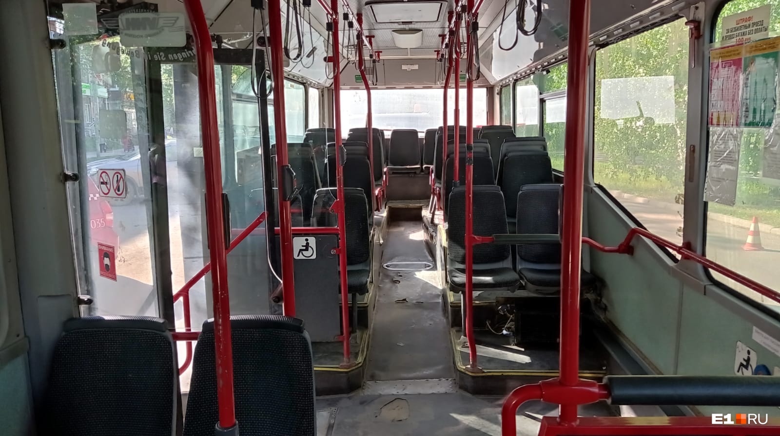 В салоне автобуса было много людей, но это и спасло пассажиров от серьезных травм В салоне автобуса было много людей, но это и спасло пассажиров от серьезных травм