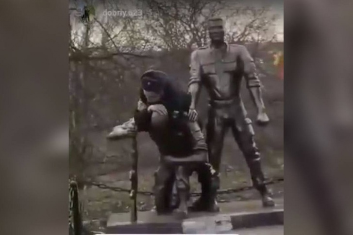 Молодых людей будут судить за показанные в шутку силовые приемы Молодых людей будут судить за показанные в шутку силовые приемы