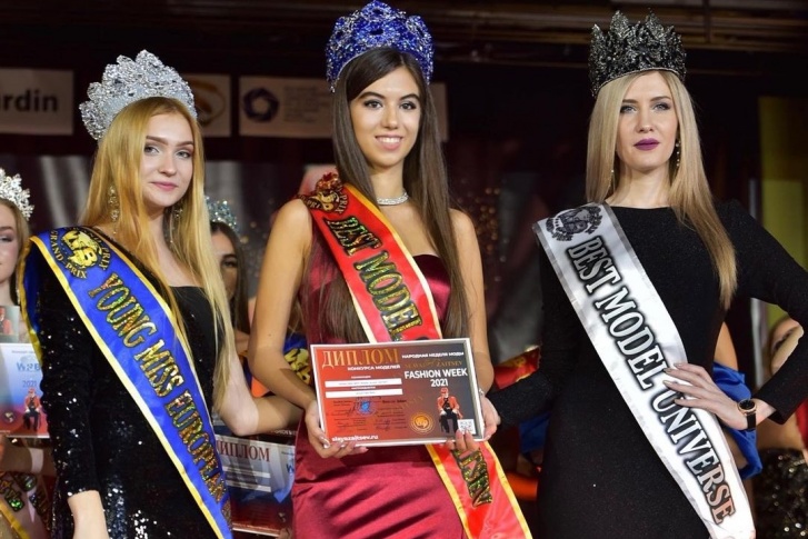 Яна Богатова (в центре) взяла главную награду Grand-Prix Miss World Beauty