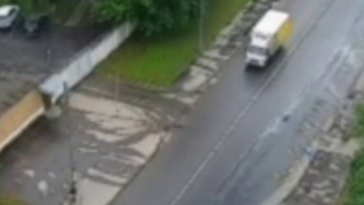 В Москве грузовик сбил велосипедиста на пешеходном переходе: видео