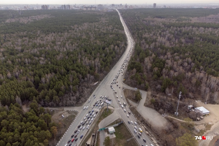 В часы пик участок Худякова, проходящий через городской бор, захлебывается от транспорта. Вопрос в том, почему это происходит: из-за недостаточной ширины дороги или по другим причинам? В часы пик участок Худякова, проходящий через городской бор, захлебывается от транспорта. Вопрос в том, почему это происходит: из-за недостаточной ширины дороги или по другим причинам?