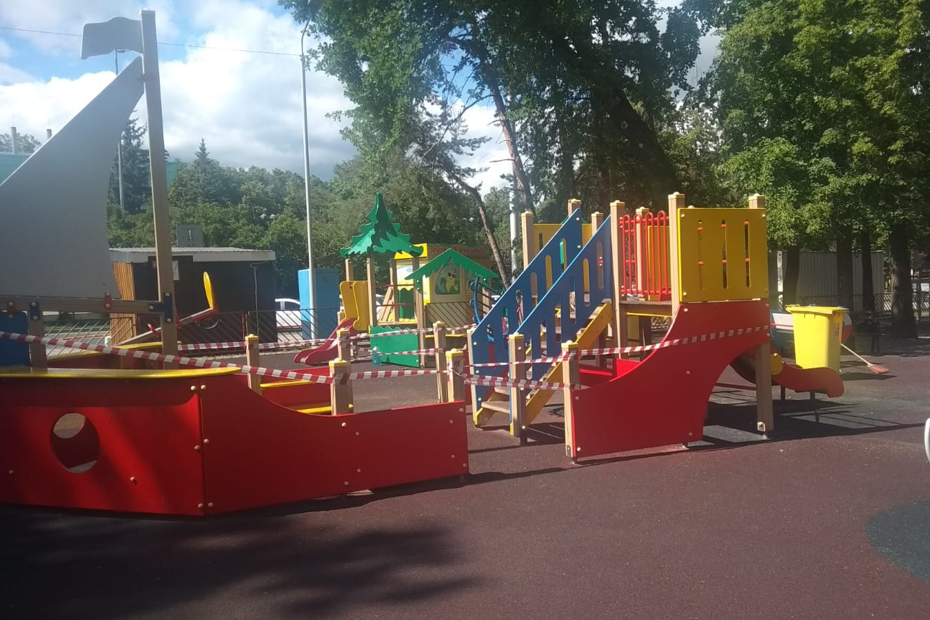 Дерево с площадки убрали Дерево с площадки убрали