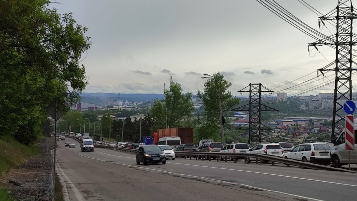 Иркутяне встали в 5-километровую пробку на выезде из города в сторону Шелехова вечером 3 июня