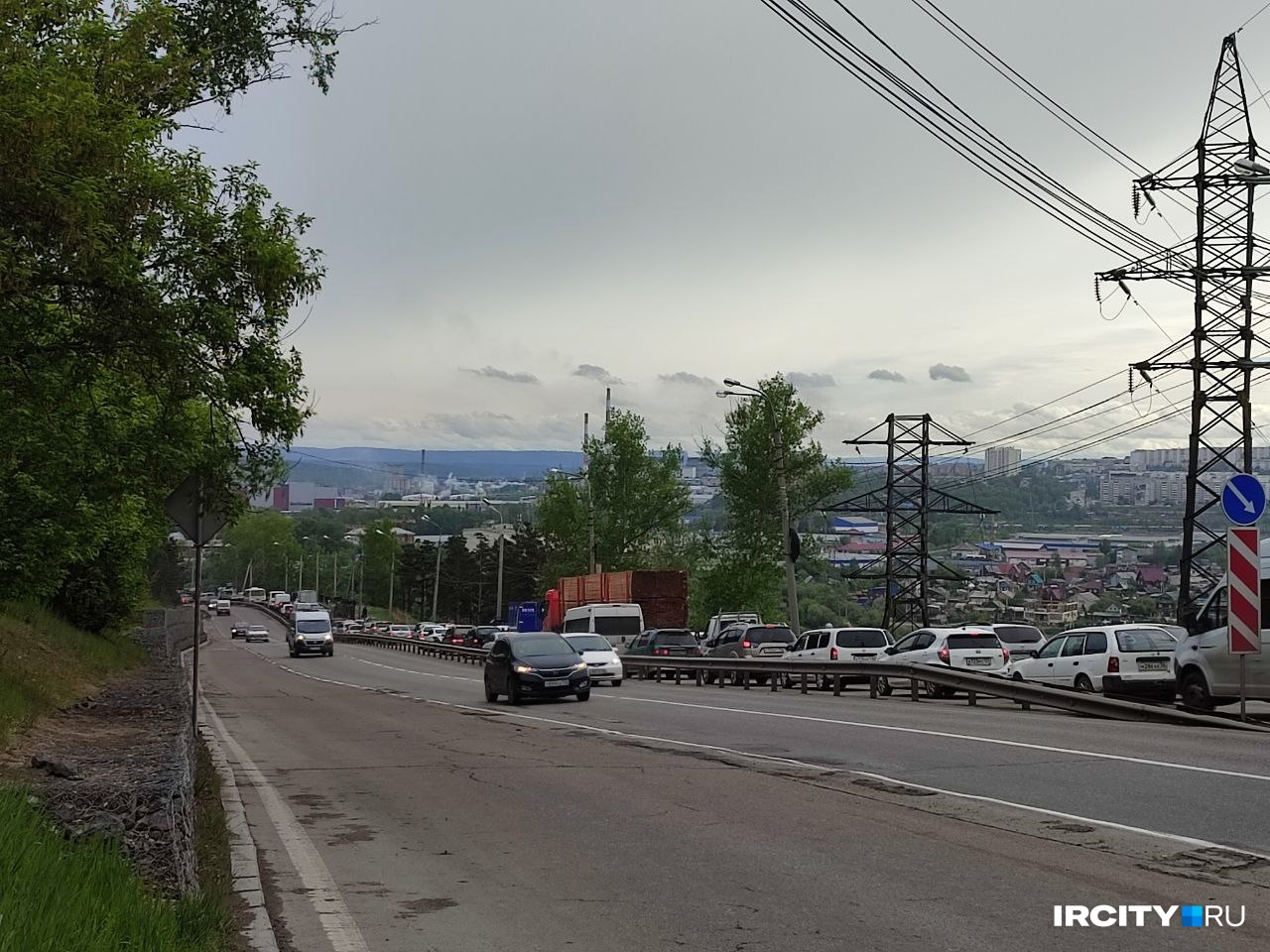 5-километровая пробка образовалась на выезде из Иркутска вечером 3 июня