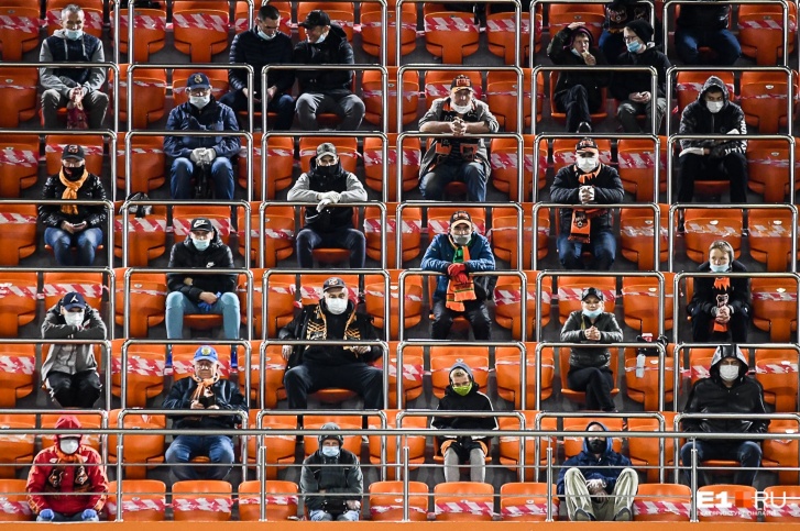 На стадионах — свои правила безопасности. В такой обстановке проходил матч «Урал» — «Химки» в Екатеринбурге в 2020 году