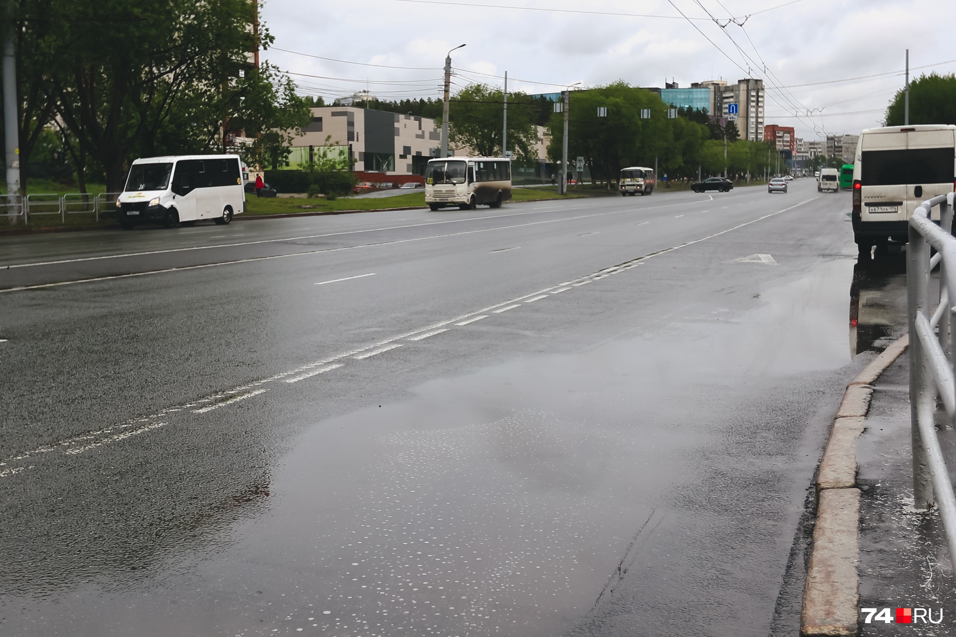 Вид на Комсомольский проспект сразу после поворота направо: для маневра остается не так много места