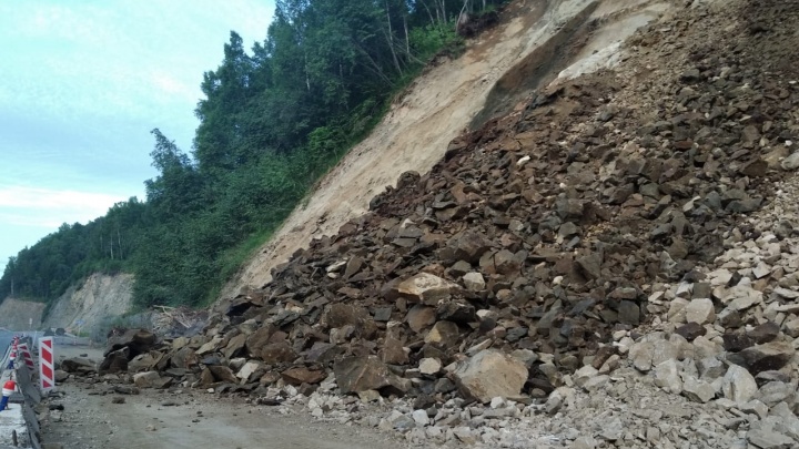 Еще более 2 тысяч кубометров камней сошло на трассе «Байкал», обвалы идут уже полмесяца