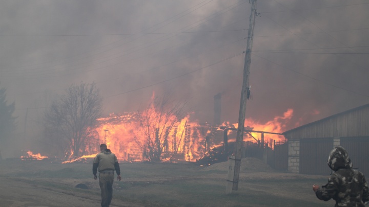 Два поселка горели 7 мая в Приангарье, погиб 1 человек, сгорел 41 дом — всё, что известно сейчас