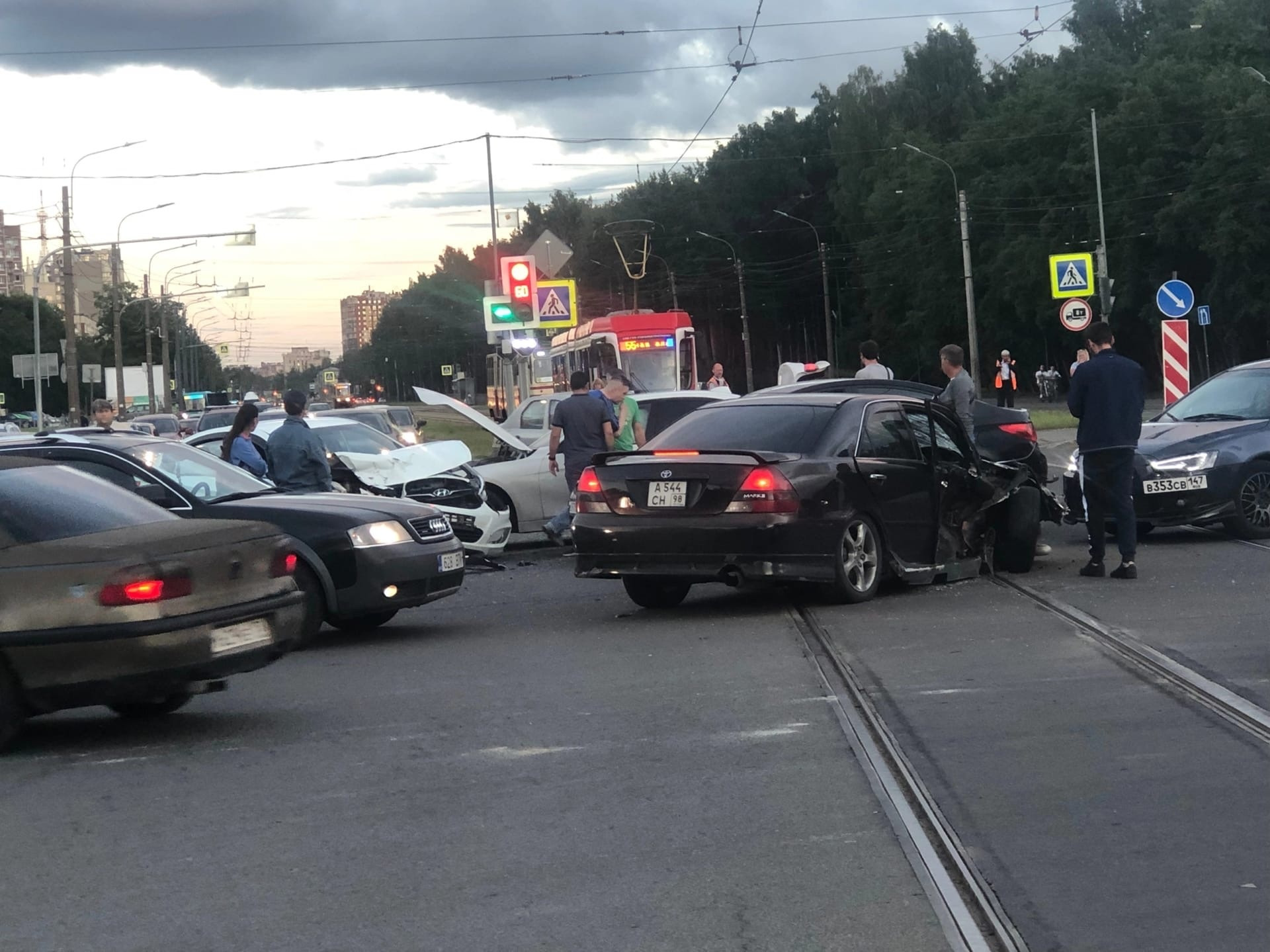 Играли в гонки в пятницу вечером». Авария собрала в круг машины на  Северном, приехала скорая | 15.07.2022 | Санкт-Петербург - БезФормата