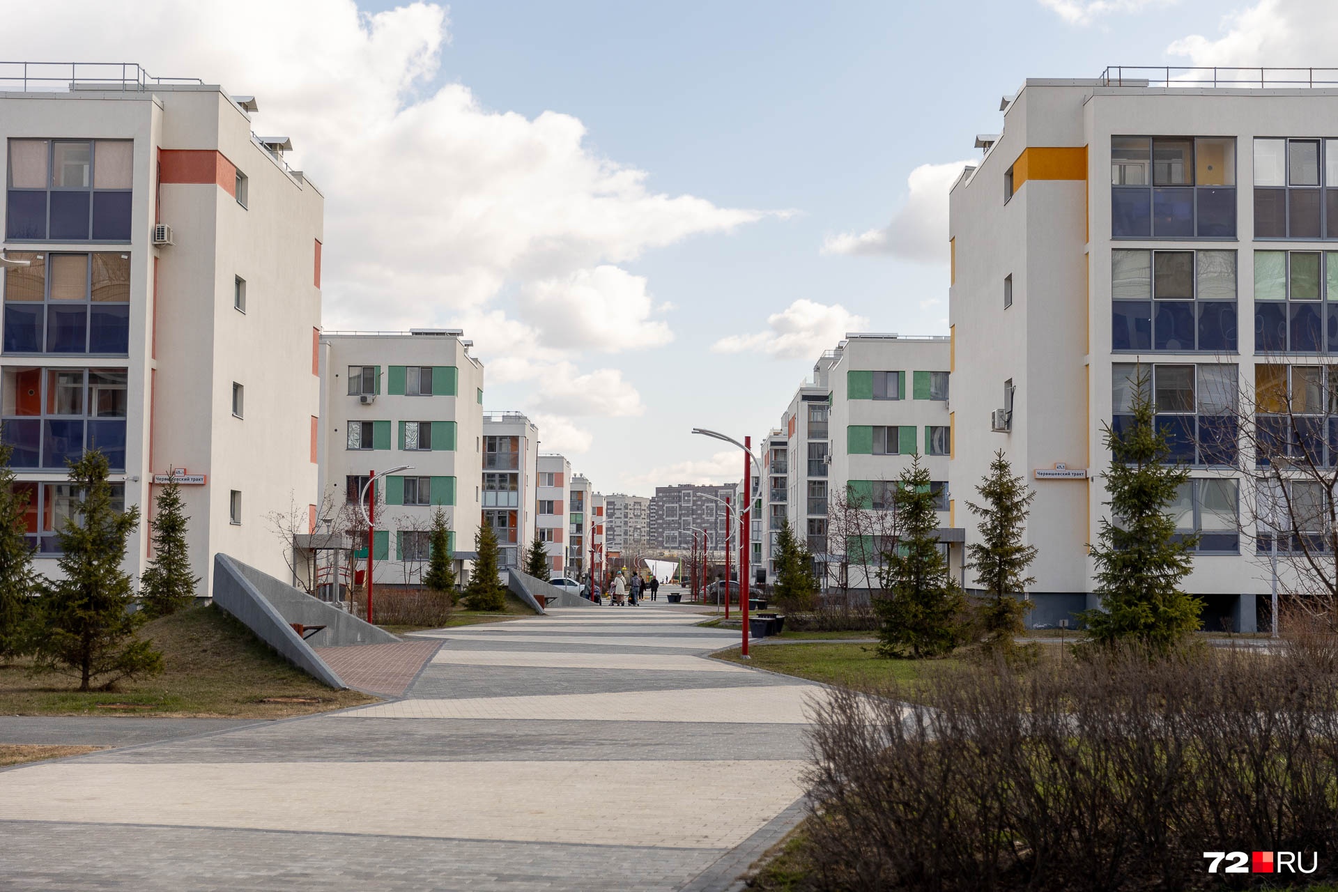 Между домами проходит широкая прогулочная улочка. Узнаете ЖК на заднем плане? Между домами проходит широкая прогулочная улочка. Узнаете ЖК на заднем плане?