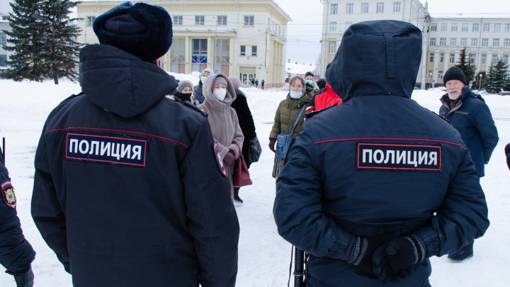 Полицейских больше, чем участников: как задерживали людей на акции за мир в Архангельске