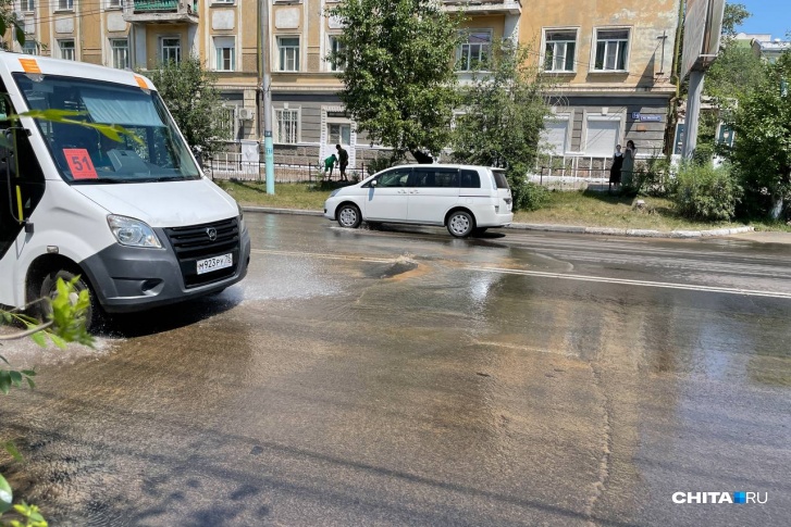 Вода вырывается из трещины в асфальте прямо посередине проезжей части Вода вырывается из трещины в асфальте прямо посередине проезжей части