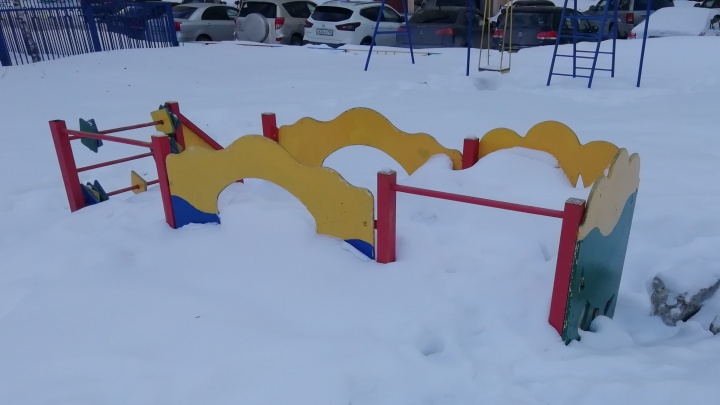 Жильцы или управляющая компания: кто должен чистить дворовые детские площадки от снега?